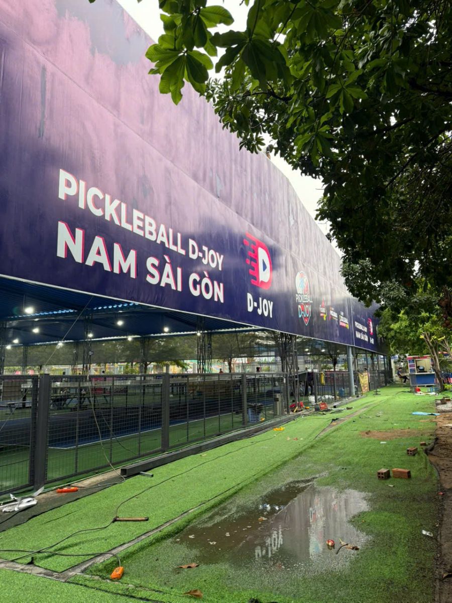 thi công bảng quảng cáo trong sân pickleball